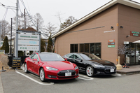 軽井沢の試乗会場に並ぶ「テスラ・モデルS」。見慣れない形のクルマということもあり、道行く人からの注目度は抜群だった。
    