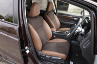 「プライムスムース」と呼ばれる合成皮革とファブリックのコンビシート。
    