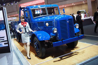 社内のレストアによる「いすゞTX80型」5トン積みトラック。