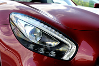 配光モードを自動で切り替える「LEDインテリジェントライトシステム（マルチビーム）」が標準。対向車や前走車にハイビームが当たらないように自動で照射範囲を制御する「アダプティブハイビームアシスト・プラス」も標準で備わる。
    