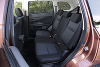 6：4分割のセカンドシートは全車250mmのスライド機構つき。ダブルフォールディングでフラットに格納できる。