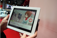 三菱ブースではARマーカーポスターにスマートフォンやタブレットをかざすと、アニメ『ガールズ＆パンツァー』の主人公が車両説明をした。