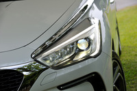HIDとLEDを組み合わせた「LEDビジョン」と呼ばれるヘッドランプ。「DS 5」では全車標準装備となる。