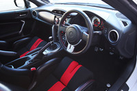 室内には3連のスポーツメーターキットやセミバケットのスポーツシートが装備されている。