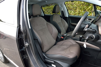 ブラウンで統一された室内。シートは「シエロ」がアルカンターラ＋テップレザー。「プレミアム」はファブリック＋テップレザーとなる。
    