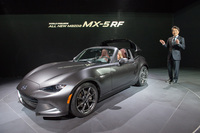 ニューヨークショーのプレスカンファレンスで、「MX-5 RF」を紹介するマツダモーターオブアメリカの毛籠勝弘（もろ まさひろ）社長。