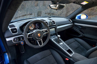 インテリアの様子。「ケイマンGTS」のものよりも直径が10mm小さい、360mm径のスポーツステアリングホイールが装備されている。