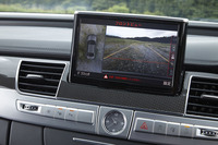 
	「S8プラス」は、車両を見下ろしたかのような映像で周辺の様子を示す「サラウンドビューカメラ」や、ステアリングの自動操作を行う駐車支援システム「パークアシスト」などの運転支援システムを標準装備する。
	