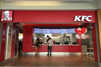KFCイタリア2号店だった！ お店の前にカーネル・サンダースがいないのは寂しいが、KFCになじみのないイタリア人のため、一角にはその成り立ちが記してある。