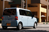 スクエアなボディで、見切りのよさそうなムーヴコンテだが、車庫入れなどのバック時に見えにくい視界をサポートするため、リバース連動ドアミラーや、リバース連動リヤワイパーも採用される。