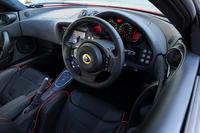 インテリアでは随所にスエード調の素材を採用。シートは、黒のレザーに赤のステッチとパイピングを施したものと、ベノムレッドの表皮に黒のパイピングとステッチを施したものの2種類を用意している。
    