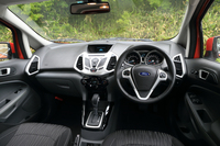 インテリアはデザインだけでなく機能性も重視。全部で20カ所の収納スペースを確保しており、グローブボックスには空調の冷風で飲み物を冷やす機能も備わる。
    