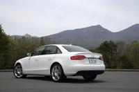 【テスト車のオプション装備】
リアビューカメラ付きAPS＝9万円／SEパッケージ＝35万円／電動チルト式2ウェイガラスサンルーフ＝17万円／バング＆オルフセンサウンドシステム＝15万円／7ツインスポークアルミホイール＋255/35R19タイヤ＝30万円