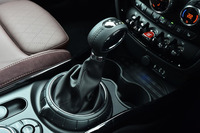 8段ATのシフトレバー。その根元を囲む大きなリングを回すことで、運転モードを切り替える。