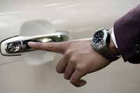 クラウンオーナーのために新しくオプション設定された、スマートキーの機能を組み込んだ「キーインテグレートウォッチ」。腕にしていれば、ドアのロック/アンロック、エンジ ン始動を行える。価格は4万2000円。
    
    