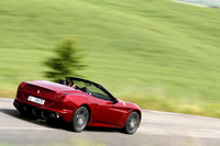 バンパー部の黒いガーニッシュが廃され、左右に新たにエアベントが設けられるなど、テールエンドも小さくはない変更を受けている。テールパイプのレイアウトも変わった。