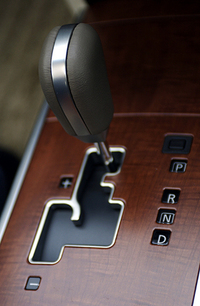 ティアナのインテリアを象徴する、木目調パネルに切られたシフトゲート