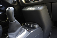 ルーフの電動開閉ボタン。その両脇にあるのはパワーウィンドウのスイッチ。 