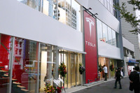 テスラ・ジャパン・ショールームの場所は東京の青山通り沿い、レクサス青山ショールームの向かいあたり。最寄り駅は銀座線の外苑前駅で徒歩約3分。