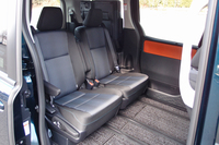 7人乗り仕様車のセカンドシートを、ロングスライド（後退）させたところ。このポジションは、サードシートを側方に跳ね上げることで可能となる。なお、先代で採用されたセカンドシートの回転機能は備わらない。
    