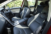 「XC60」は本革の専用スポーツシートが備わる。シートカラーは、オフブラックメインのソフトベージュアクセント（写真）、ソフトベージュメインのオフブラックアクセント、単色オフブラックの3種が用意される。