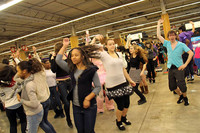 「初音ミクと踊ろう」のコーナー。モニターに合わせて、みんな踊る踊る。