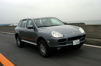 カイエンS：全長×全幅×全高＝4782×1928×1699mm/ホイールベース＝2855mm/車重＝2245kg/駆動方式＝4WD/4.5リッターV8DOHC32バルブ（340ps/6000rpm、42.8kgm/2500-5500rpm）/車両本体価格＝860.0万円（テスト車＝955.0万円/「電動サンルーフ（19.0万円）」「バイキセノン・ヘッドランプ（20.0万円）」「前席＆ステアリングホイール・ヒーター（7.0万円）」「CDチェンジャー（9.0万円）」「特別色（チタニウム・メタリック/14.0万円）」「フルサイズスペアタイヤ（リアマウントタイプ/26.0万円）」）
    
    