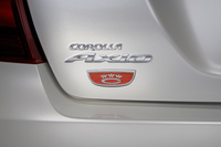 トランクフードの“花冠エンブレム”。シートの背もたれにも同じデザインが施されている。