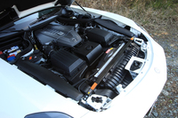 「SLS AMG」はフロントミドシップレイアウトをとり、エンジンはスカットルに寄せて搭載される。これと併せてトランスアクスル構造を採用。静的な重量配分は47：53とされる。