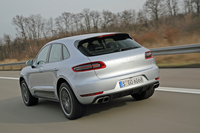 「マカン ターボ」の0-100km/h加速タイムは4.8秒。オプション「スポーツクロノパッケージ」装着車では4.6秒にまで短縮される。
    