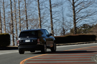 新型「レンジローバー」はSUVとしては世界初となるオールアルミのモノコックボディーを採用する。