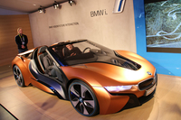 BMWは、独自の特設パビリオンを設置。世界初公開した「iビジョン フューチャー イントラクション」。新型「7シリーズ」に採用されたジェスチャーコントロールをさらに進化させている。カシオの新製品といい、次なるカラートレンドはオレンジメタリックか？