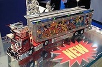 アオシマのRCデコトラ「帝王」。スケールは1/43で、もちろん電飾、エンジン音、そして「バックします」アナウンス付き！