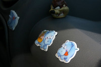 イタリアの知人の「ルノー・トゥインゴ」の室内にはカバが。揺れに応じて目が動く。