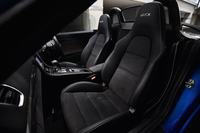 ヘッドレスト一体型の、スポーティーなシート。テスト車には、オプションのシートヒーターが備わっていた。
    