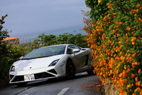 島の南岸にあるリゾート地を行く「ガヤルドLP560-4」。この日、外気温は28度を示していた。3月下旬の宮古島はもう初夏のよう。