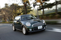 急ブレーキを踏むと点滅して後続車に注意を喚起するダイナミックブレーキライト機能が標準装備されるようになった。