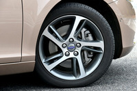 テスト車は17インチのアルミホイールを履く。タイヤはピレリの「チントゥラートP7」が組み合わされていた。
    