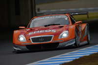 2013年のSUPER GT最終戦を制した、No.6 ENEOS SUSTINA SC430（大嶋和也／国本雄資組）。
    