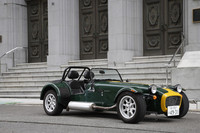 【テスト車のオプション装備】
ブラックパック（ヘッドランプボウルとウインドスクリーンフレームの黒塗装）＝5万4300円／レザーシート＝8万2800円／プッシュボタンスタート＝8200円／サイドスクリーンアームレスト＝2万5000円／12Vパワーソケット＝1万7600円／有償ボディカラー（ケータハムレーシンググリーン）＝16万5000円／ボンネットストライプ＆ノーズバンド＝3万4000円