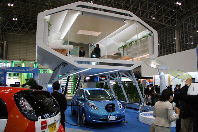 未来的な外観を持つ［NSH-2012］。居室は6本の細い足で支えられている。NSHとは「日産スマートハウス」の意。