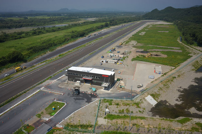 栃木開発センター塩谷プルービンググラウンドの全景。南側（写真左方）に鬼怒川が流れる。（写真＝ショーワ）