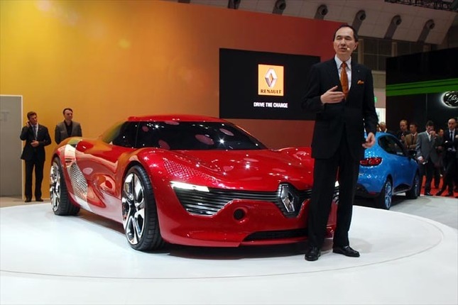 ルノーブースの様子。写真中央は、コンセプトモデル「デジール」とルノー・ジャポンの大極 司社長。