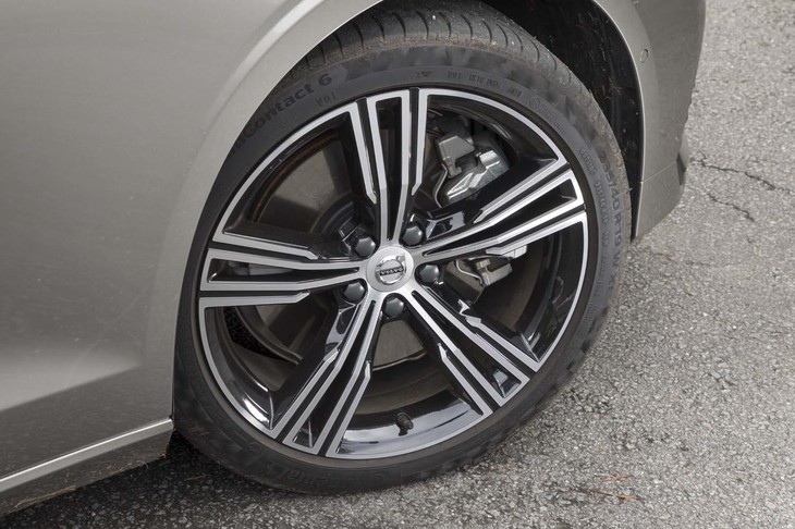 テスト車にはオプションの19インチホイール＆タイヤが装着されていた。タイヤ銘柄は「コンチネンタル・プレミアムコンタクト6」。