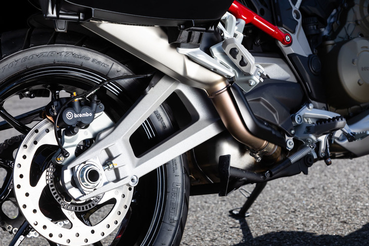 従来モデルより長さを増した、アルミニウム製の両持ちスイングアーム。走行安定性やコントロール性の向上に寄与している。