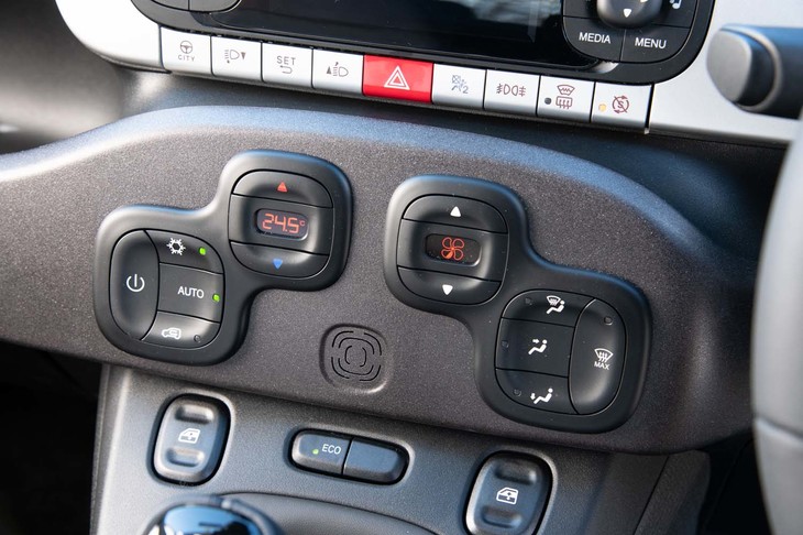 フルオートエアコンを特別装備。ほこりと花粉を除去するフィルターを備えている。