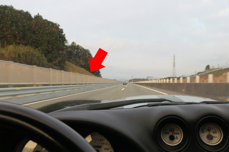 新東名では、御殿場JCTから浜松いなさJCTの間で6車線化の工事が進められており、これまで“やたら広い路肩”だった場所が防護柵で塞がれていた。「これからは便利になるなあ」と思う反面、最初から6車線にしておけばよかったんじゃないの？　という気も……。