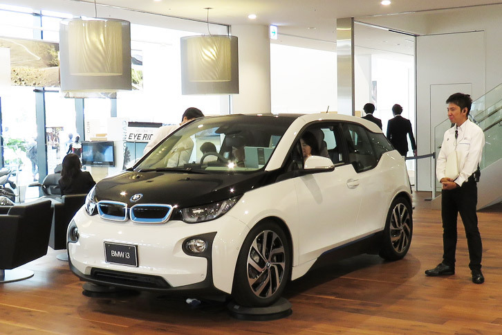 「BMW i3」を使ったドライビングシミュレーター。免許を持っていない人でも、ステアリングやアクセル、ブレーキを操作して、お台場から虎ノ門までの疑似ドライブを楽しめる。