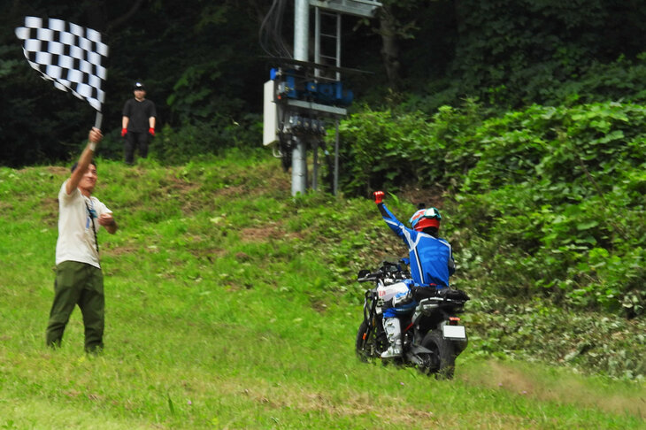 ゴールラインを通過してガッツポーズする参加者。ヒルクライムコンテストは「BMW MOTORRAD DAYS」でも人気のコンテンツで、出走台数が限られることもあって、毎回、抽選によって参加者が絞られるという。