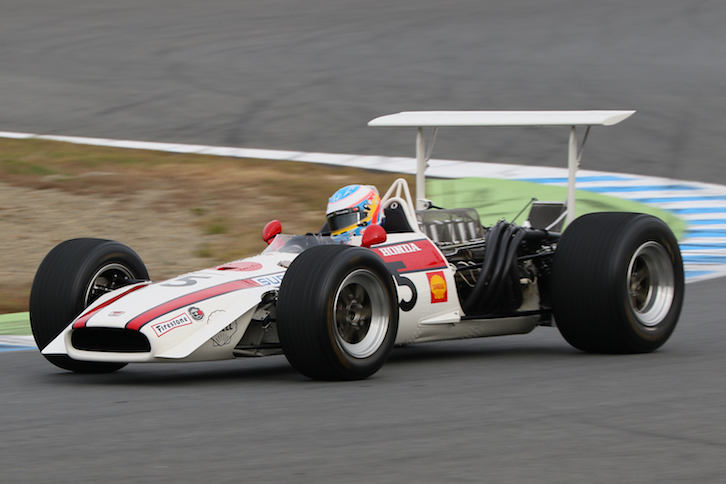 「Sound of ENGINE〜世界最速への挑戦」では、Honda Racingの歴史に残るマシンを現役のトップドライバー／ライダーが披露。1968年のF1を走った「RA301」をフェルナンド・アロンソ選手がドライブした。